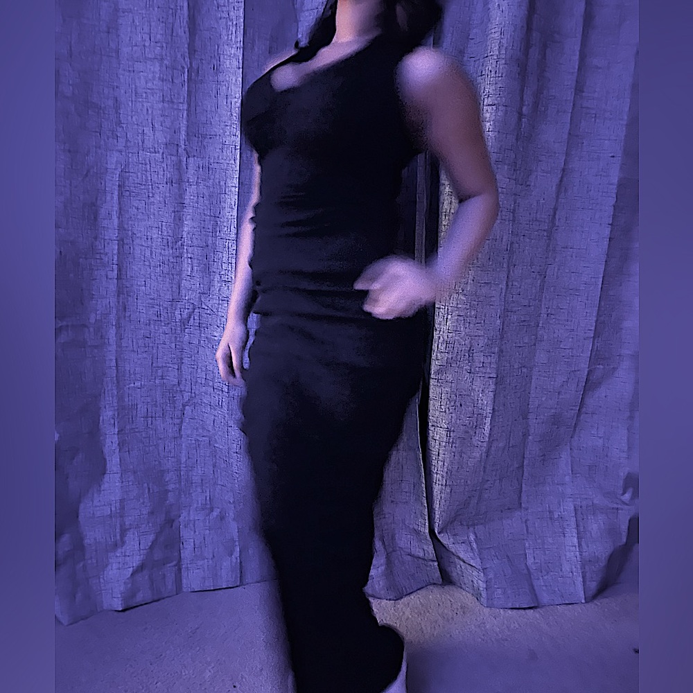 pretty black dress with ruffles on it on sale !.💘☺️